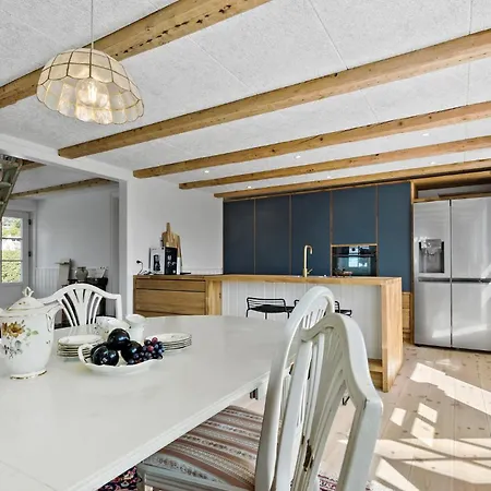 Сasa de vacaciones Lovely In With Kitchen